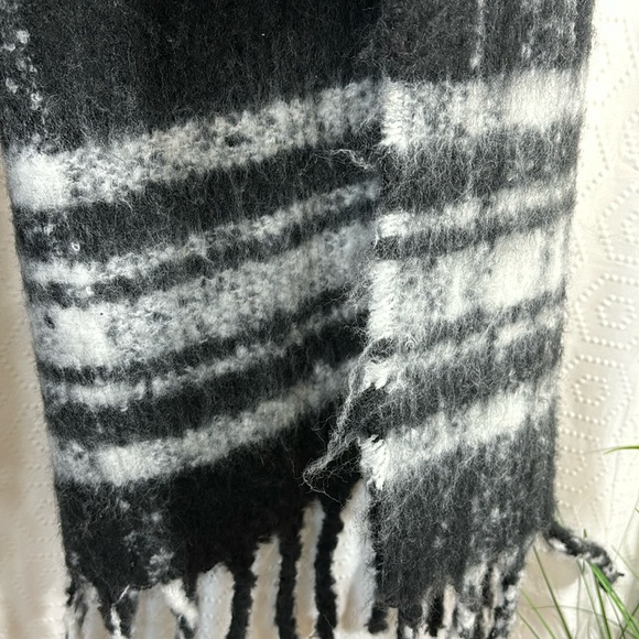 Banana Republic Rectangle Oversized fuzzy Scarf fringe recycled polyester - Picture 2 of 12